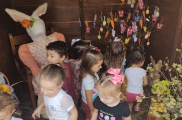 Foto - Crianças visitam decoração de Páscoa