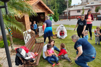 Foto - Casa do Coelho na Praça da Prefeitura recebe visitação de estudantes