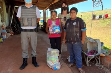 Foto - Natal Solidário beneficia famílias com cestas básicas