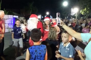 Foto - Papai Noel chegou e teve emoção em frente a prefeitura