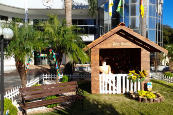 Foto - Casa do Coelho na Praça da Prefeitura recebe visitação de estudantes