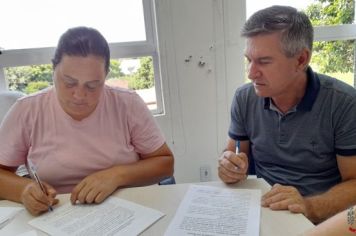 Foto - Assinatura termos e contratos Plano de Pavimentação Comunitária