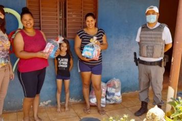 Foto - Natal Solidário beneficia famílias com cestas básicas