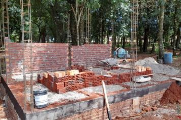 Foto - Avanço obra de construção dos banheiros na Trilha