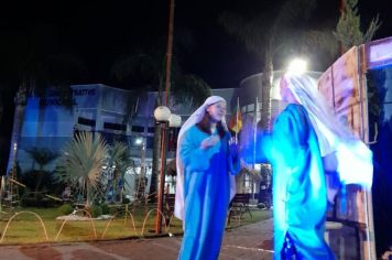 Foto - Papai Noel chegou e teve emoção em frente a prefeitura