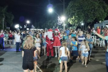 Foto - Papai Noel chegou e teve emoção em frente a prefeitura