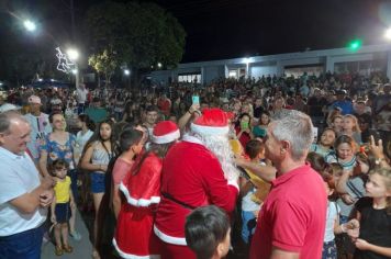 Foto - Papai Noel chegou e teve emoção em frente a prefeitura