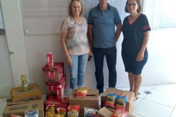 Foto - Natal Solidário beneficia famílias com cestas básicas