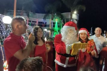 Foto - Papai Noel chegou e teve emoção em frente a prefeitura