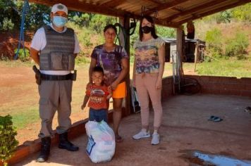 Foto - Natal Solidário beneficia famílias com cestas básicas