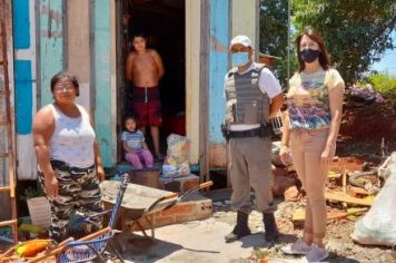 Foto - Natal Solidário beneficia famílias com cestas básicas