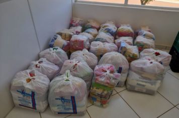 Foto - Natal Solidário beneficia famílias com cestas básicas