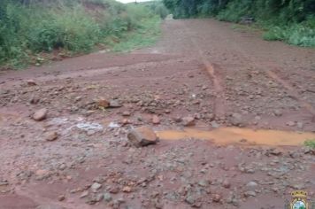 Foto - Estragos em estradas devido a chuva forte