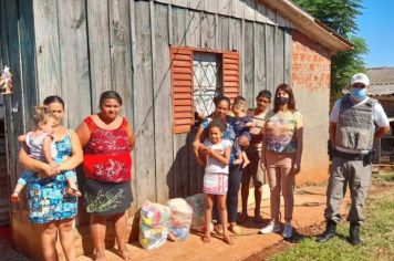 Foto - Natal Solidário beneficia famílias com cestas básicas