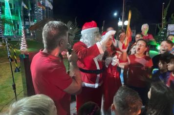 Foto - Papai Noel chegou e teve emoção em frente a prefeitura