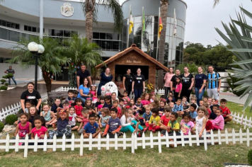 Foto - Casa do Coelho na Praça da Prefeitura recebe visitação de estudantes