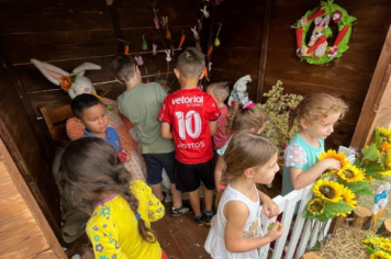 Foto - Casa do Coelho na Praça da Prefeitura recebe visitação de estudantes