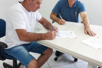 Foto - Assinatura termos de adesão ao programa de auxílio às comunidades do interior