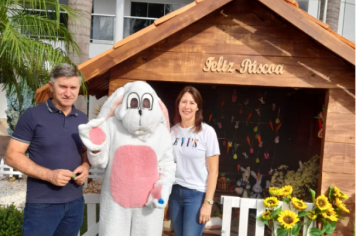 Foto - Casa do Coelho na Praça da Prefeitura recebe visitação de estudantes