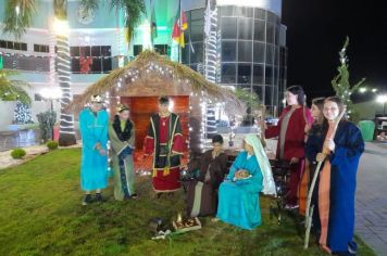 Foto - Papai Noel chegou e teve emoção em frente a prefeitura