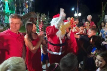 Foto - Papai Noel chegou e teve emoção em frente a prefeitura