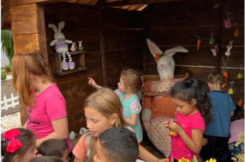 Foto - Casa do Coelho na Praça da Prefeitura recebe visitação de estudantes