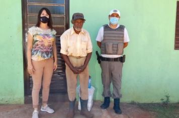 Foto - Natal Solidário beneficia famílias com cestas básicas