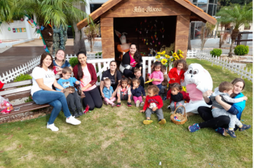 Foto - Casa do Coelho na Praça da Prefeitura recebe visitação de estudantes