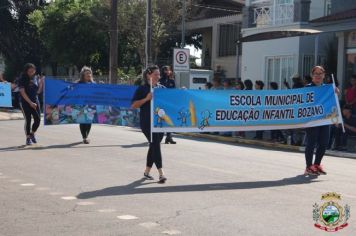 Foto - Desfile Cívico e Farroupilha reúne milhares de pessoas