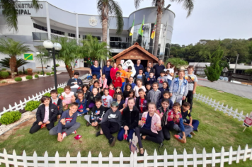 Foto - Casa do Coelho na Praça da Prefeitura recebe visitação de estudantes