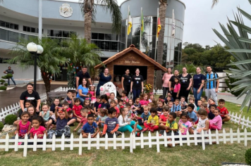 Foto - Casa do Coelho na Praça da Prefeitura recebe visitação de estudantes