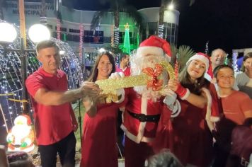 Foto - Papai Noel chegou e teve emoção em frente a prefeitura