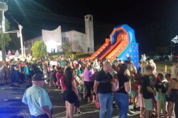 Foto - Papai Noel chegou e teve emoção em frente a prefeitura