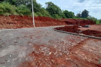 Foto - Finalização de calçamento em ruas da cidade