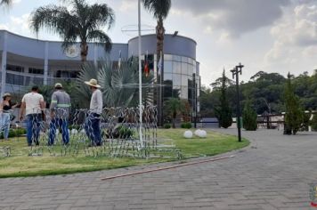 Foto - Montagem ornamentação e iluminação de Natal