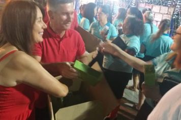 Foto - Papai Noel chegou e teve emoção em frente a prefeitura