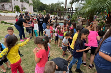 Foto - Casa do Coelho na Praça da Prefeitura recebe visitação de estudantes