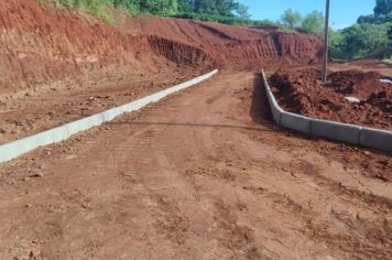 Foto - Finalização de calçamento em ruas da cidade