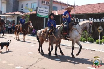 Foto - Desfile Cívico e Farroupilha reúne milhares de pessoas