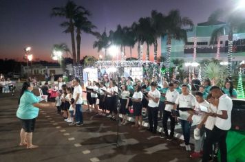 Foto - Papai Noel chegou e teve emoção em frente a prefeitura