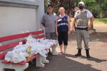 Foto - Natal Solidário beneficia famílias com cestas básicas