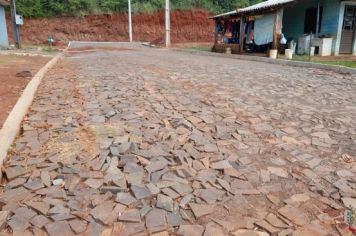 Foto - Finalização de calçamento em ruas da cidade