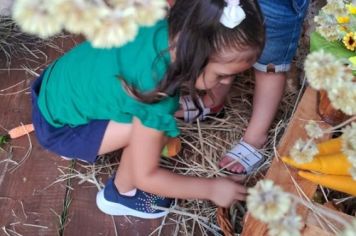 Foto - Crianças visitam decoração de Páscoa