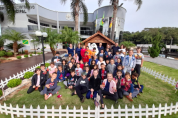 Foto - Casa do Coelho na Praça da Prefeitura recebe visitação de estudantes