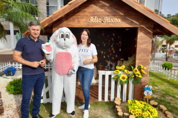 Foto - Casa do Coelho na Praça da Prefeitura recebe visitação de estudantes