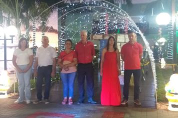 Foto - Papai Noel chegou e teve emoção em frente a prefeitura