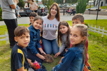 Foto - Casa do Coelho na Praça da Prefeitura recebe visitação de estudantes