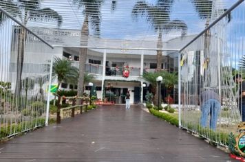 Foto - Montagem decoração natalina