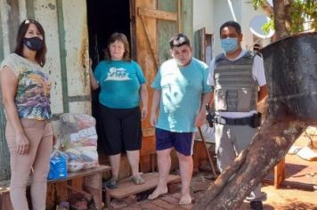 Foto - Natal Solidário beneficia famílias com cestas básicas