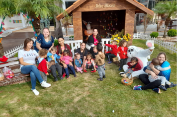 Foto - Casa do Coelho na Praça da Prefeitura recebe visitação de estudantes